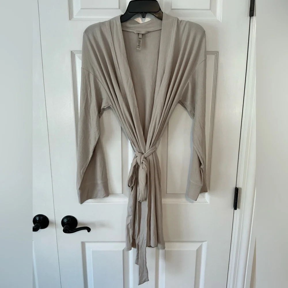 SKIMS Soft Lounge Robe | Stone | Size M - Picture 2 of 4